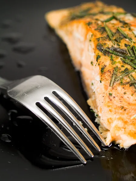 Salmone al forno con olio d'oliva — Foto Stock