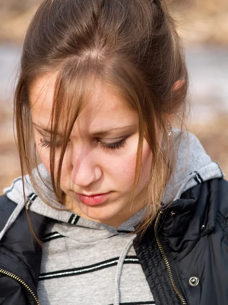 Tienermeisje buitenshuis — Stockfoto