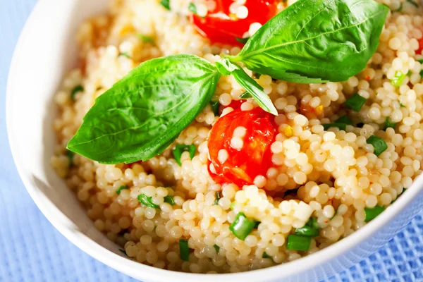 Salada de cuscuz com tomate cereja — Fotografia de Stock