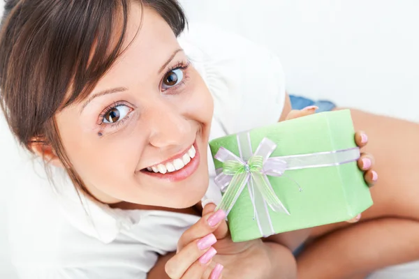 Junge Frau mit Geschenk — Stockfoto