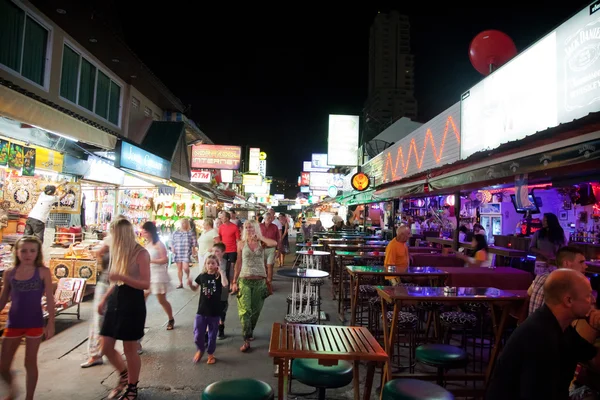 Tourists walking in streets of Phuket — Stock Photo, Image