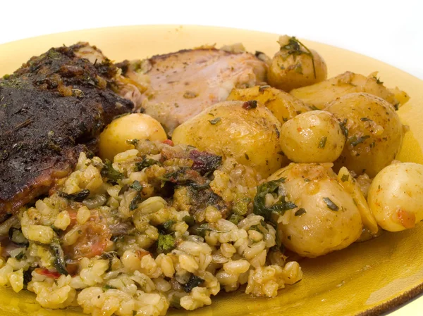 Cordero asado con patatas y arroz — Foto de Stock