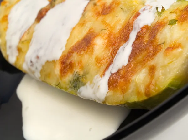 Gefüllte Zucchini mit Käse Stockbild