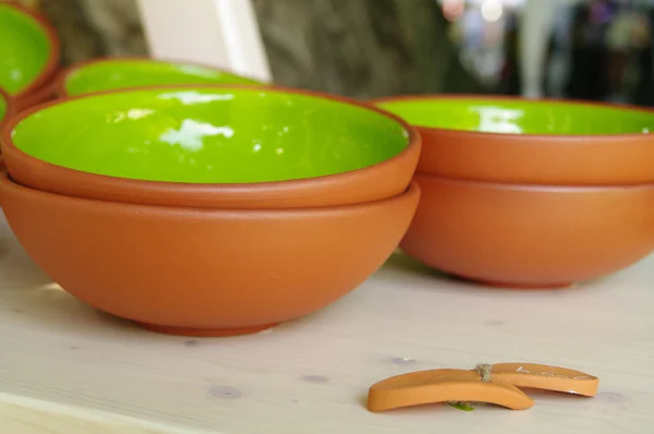 Green clay pottery plates at the fair of artisans in Riga — Stock Photo, Image
