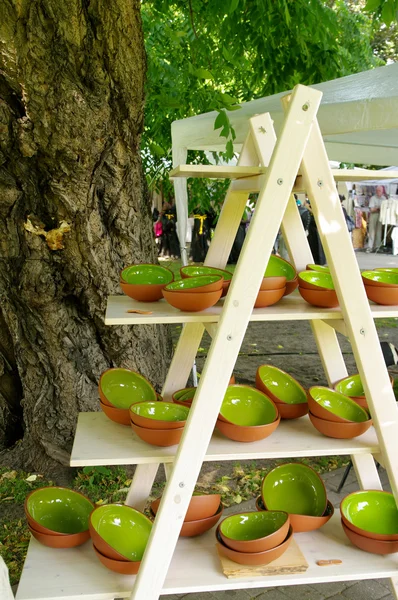 Green clay pottery plates at the fair of artisans in Riga — Stock Photo, Image