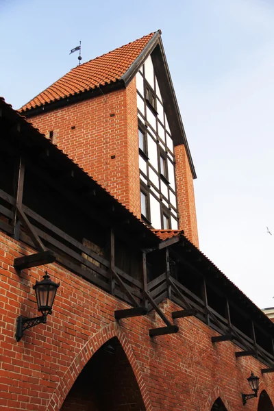 Rode bakstenen muur en toren in oude Riga — Stockfoto