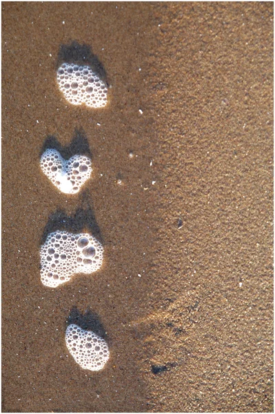 Cuore di schiuma sulla riva del mare — Foto Stock