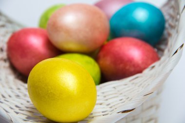 Paskalya yumurta beyaz sepet içinde renkli