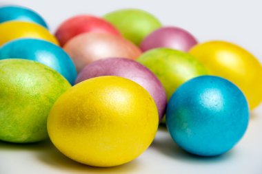 Paskalya yumurta beyaz bacground üzerinde renkli