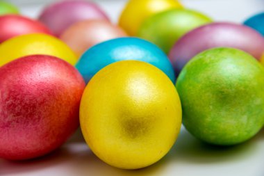 Paskalya yumurta beyaz bacground üzerinde renkli