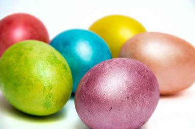 Paskalya yumurta beyaz bacground üzerinde renkli