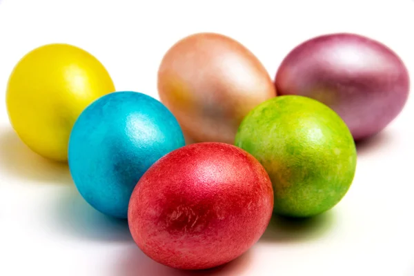 Ovos de Páscoa coloridos em bacground branco — Fotografia de Stock