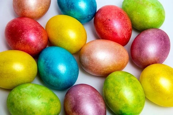 Pääsiäisen värilliset munat valkoisella taustalla — kuvapankkivalokuva