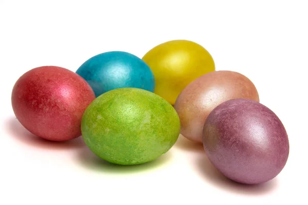 Oeufs de Pâques colorés sur fond blanc — Photo