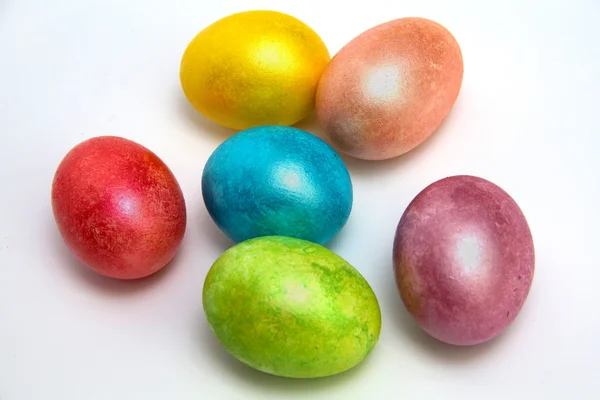 Oeufs de Pâques colorés sur fond blanc — Photo