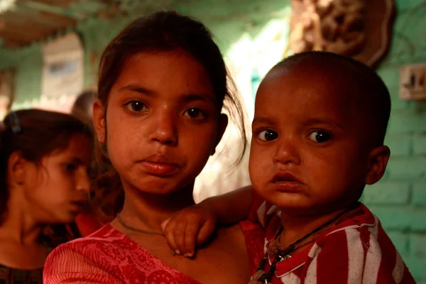 Une Pauvre Fille Portant Enfant Dans Bidonville New Delhi Inde — Photo