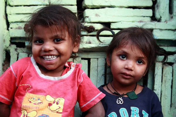 Twee Lachende Arme Kinderen Gebaar Tegen Een Muur Een Sloppenwijk — Stockfoto