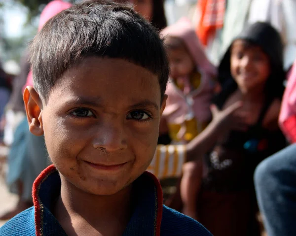 Een Glimlachende Arme Indiaanse Jongen Gebaart Een Sloppenwijk New Delhi — Stockfoto