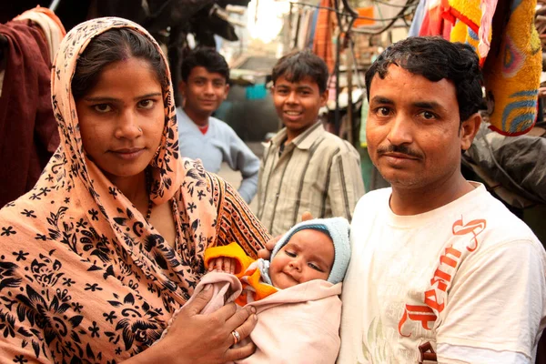 Een Arm Echtpaar Met Hun Kind Een Sloppenwijk New Delhi — Stockfoto