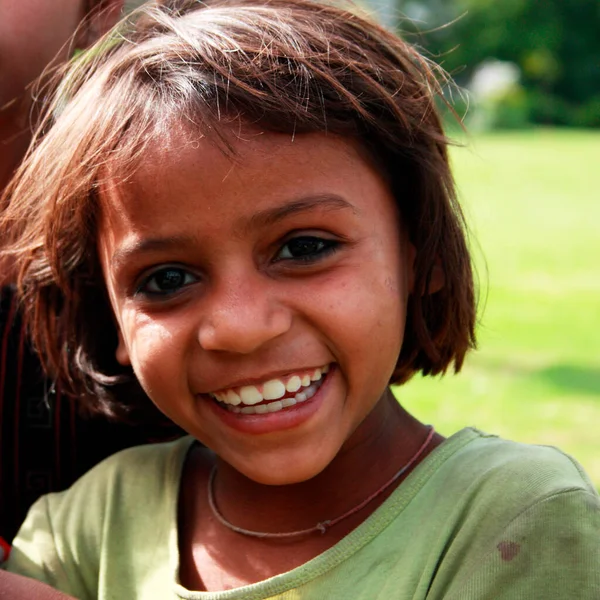 Uśmiechnięta Dziewczynka Slumsów Parku New Delhi Indie Marca 2012 — Zdjęcie stockowe