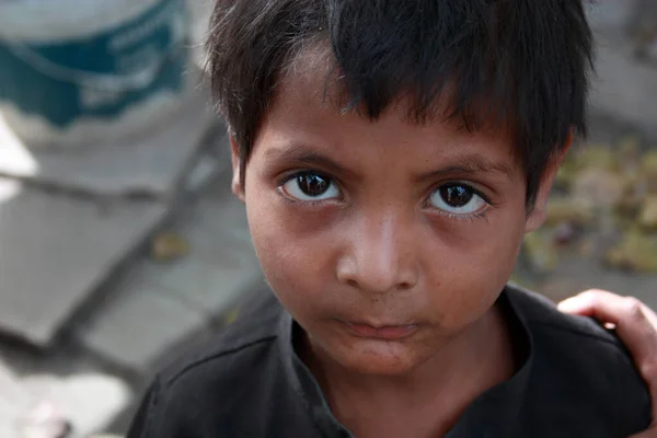 Menino Pobre Olhando Com Esperança Uma Colônia Favelas Coração Nova — Fotografia de Stock