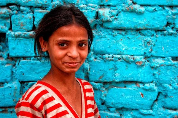 Une Pauvre Fille Souriante Fait Des Gestes Devant Maison Contre — Photo