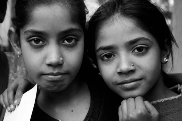 28 Ocak 2012 'de Hindistan, Yeni Delhi' nin göbeğindeki gecekondu mahallesinden fakir kızlar.