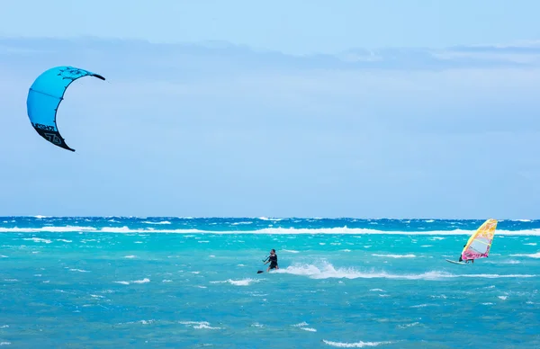 Planche à voile jouissant de l'énergie éolienne — Photo