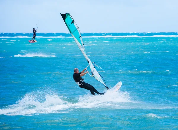 Surfař těší větrná energie — Stock fotografie