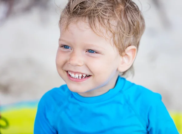 Glad liten pojke på stranden — Stockfoto