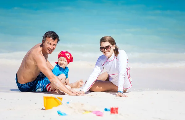 Happy family playing on beach — Stock Photo, Image