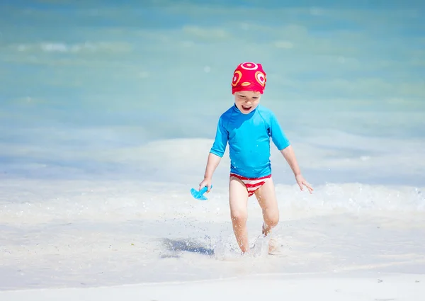 Ευτυχισμένος μικρό αγόρι στην παραλία — Φωτογραφία Αρχείου