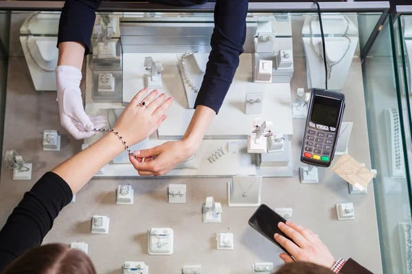 Woman buying golden brilliant necklace — Stock Photo, Image