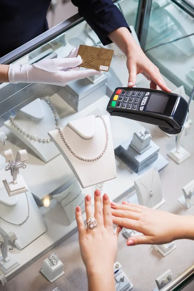 Mujer comprando collar brillante dorado —  Fotos de Stock