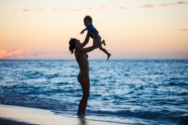 Anne ve oğlu sunset Beach