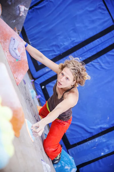 Mulher alpinista na parede — Fotografia de Stock