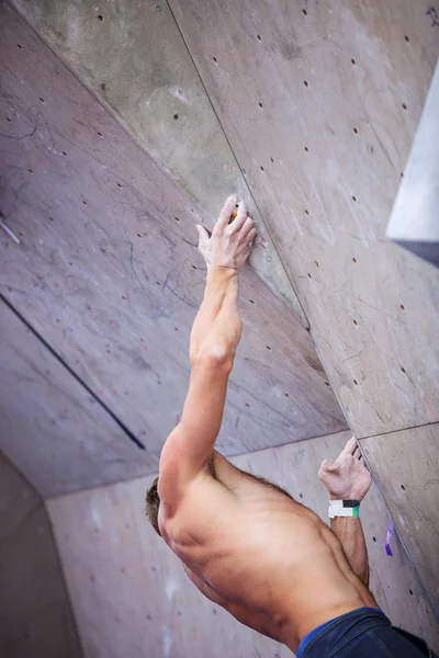 Hombre escalador en la pared — Foto de Stock
