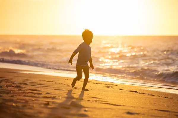 Mały chłopiec na plaży — Zdjęcie stockowe