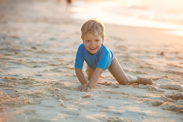 Mały chłopiec na plaży — Zdjęcie stockowe