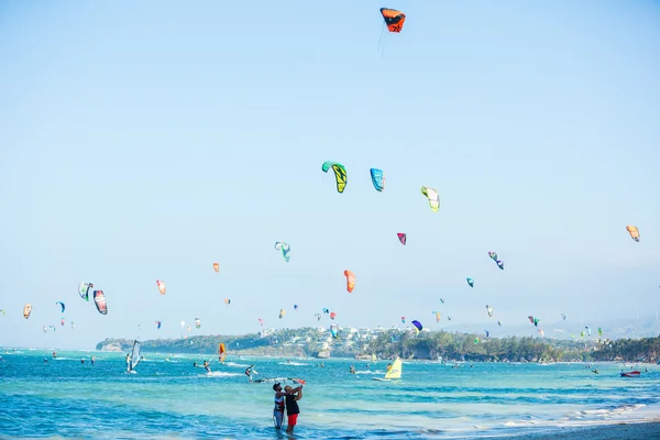 Kitesurfistas disfrutando de la energía eólica —  Fotos de Stock