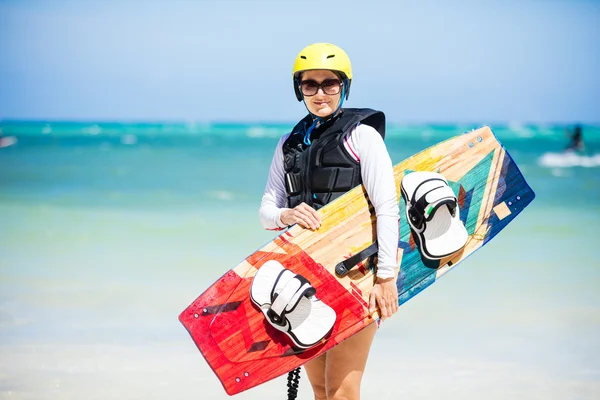 Chica Wakeborder en la playa — Foto de Stock