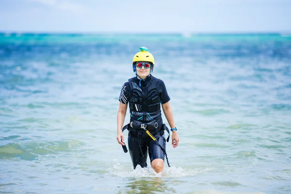 Ženské kiteboarder v mořské vodě — Stock fotografie