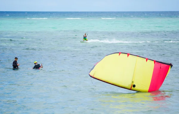 Instruktor kitesurfing a studentka — Stock fotografie