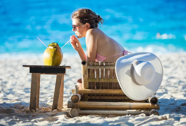 Mulher com coquetel de coco — Fotografia de Stock