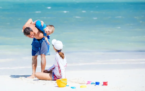 Casal com filho se divertindo na praia — Fotografia de Stock