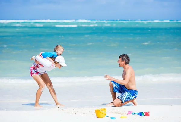 Casal com filho se divertindo na praia — Fotografia de Stock