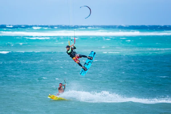 两个 kiteboarders 用绳 — 图库照片