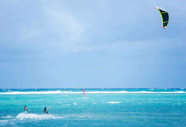 两个 kiteboarders 用绳 — 图库照片