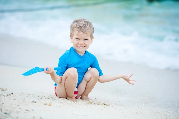 Mały chłopiec bawiący się na plaży — Zdjęcie stockowe