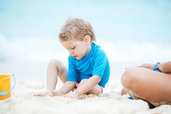 Mały chłopiec bawiący się na plaży — Zdjęcie stockowe